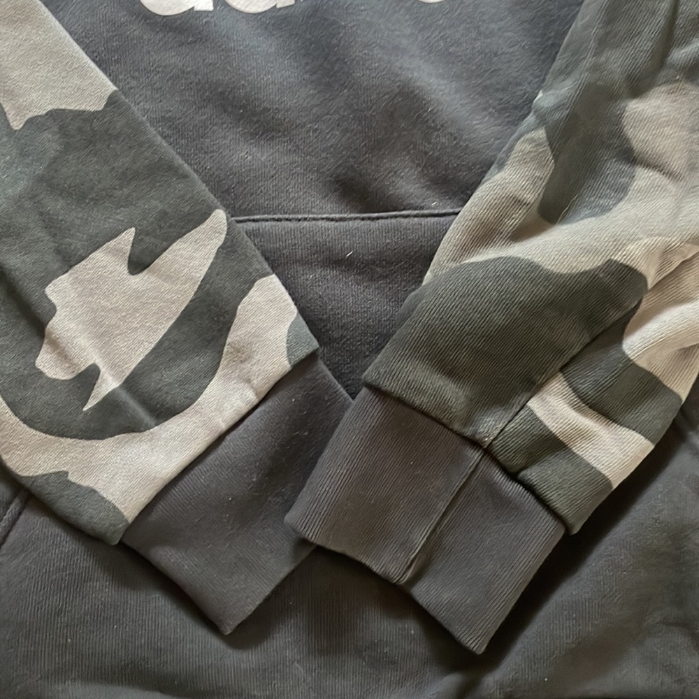 NWOT Adidas color block hoodie with camouflage hoodie and sleeves in size M. - Picture 4 of 8